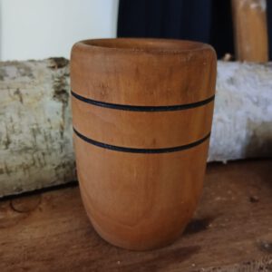 Becher aus Apfelholz