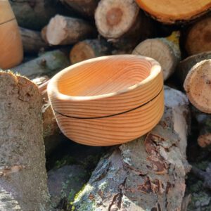 Kleine Schale aus Kiefernholz